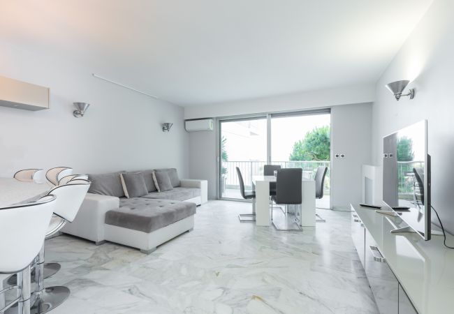 Appartement à Saint-Laurent-du-Var - Grand appartement face au Port - 2min des plages - Climatisé