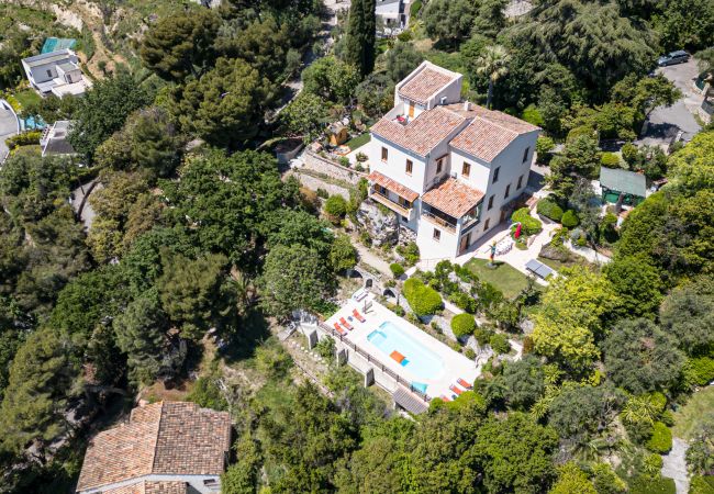 villa à Nice - Villa conviviale à Nice – Superbe vue, piscine et jeux en plein air