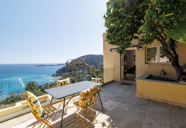 Appartement à Eze - Vue mer spectaculaire • Terrasse & balcon • Clim • Eze