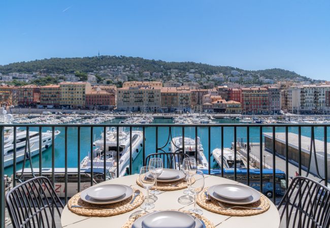  à Nice - Superbe 3 pièces rénové avec terrasse vue port
