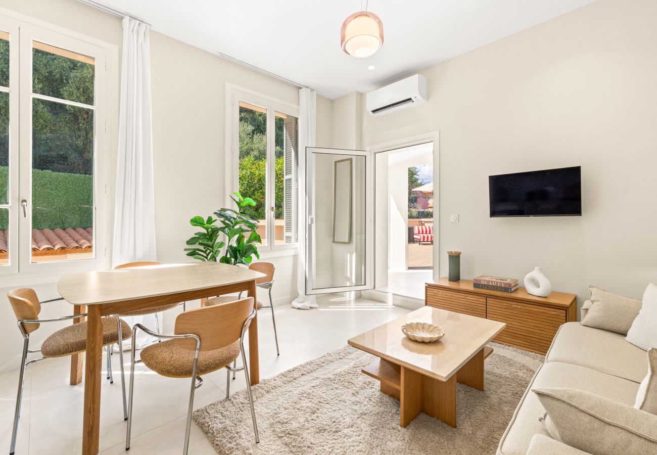 Apartment in Saint-Laurent-du-Var - One-bedroom apartment upstairs, private terrace & air conditioning